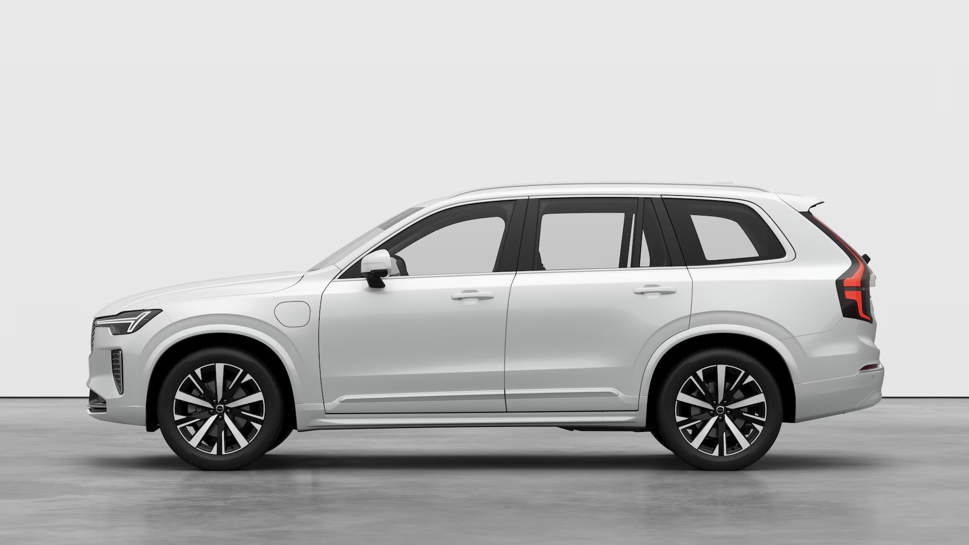 2025.5_XC90 T8 Core_707_CrystalWhite_exterior-studio-Left-Profile 2025.5 Volvo XC90 T8 Core - Crystal White