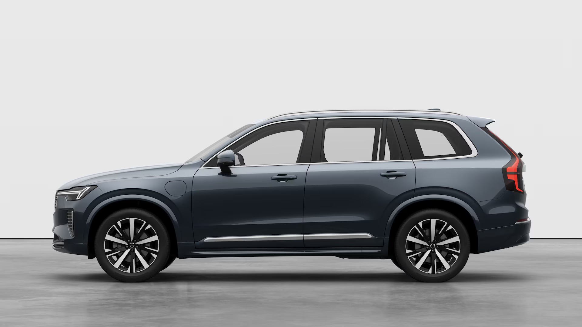 2025.5_XC90 T8 Core_723_DenimBlue_exterior-studio-Left-Profile 2025.5_XC90 T8 Core - Denim Blue