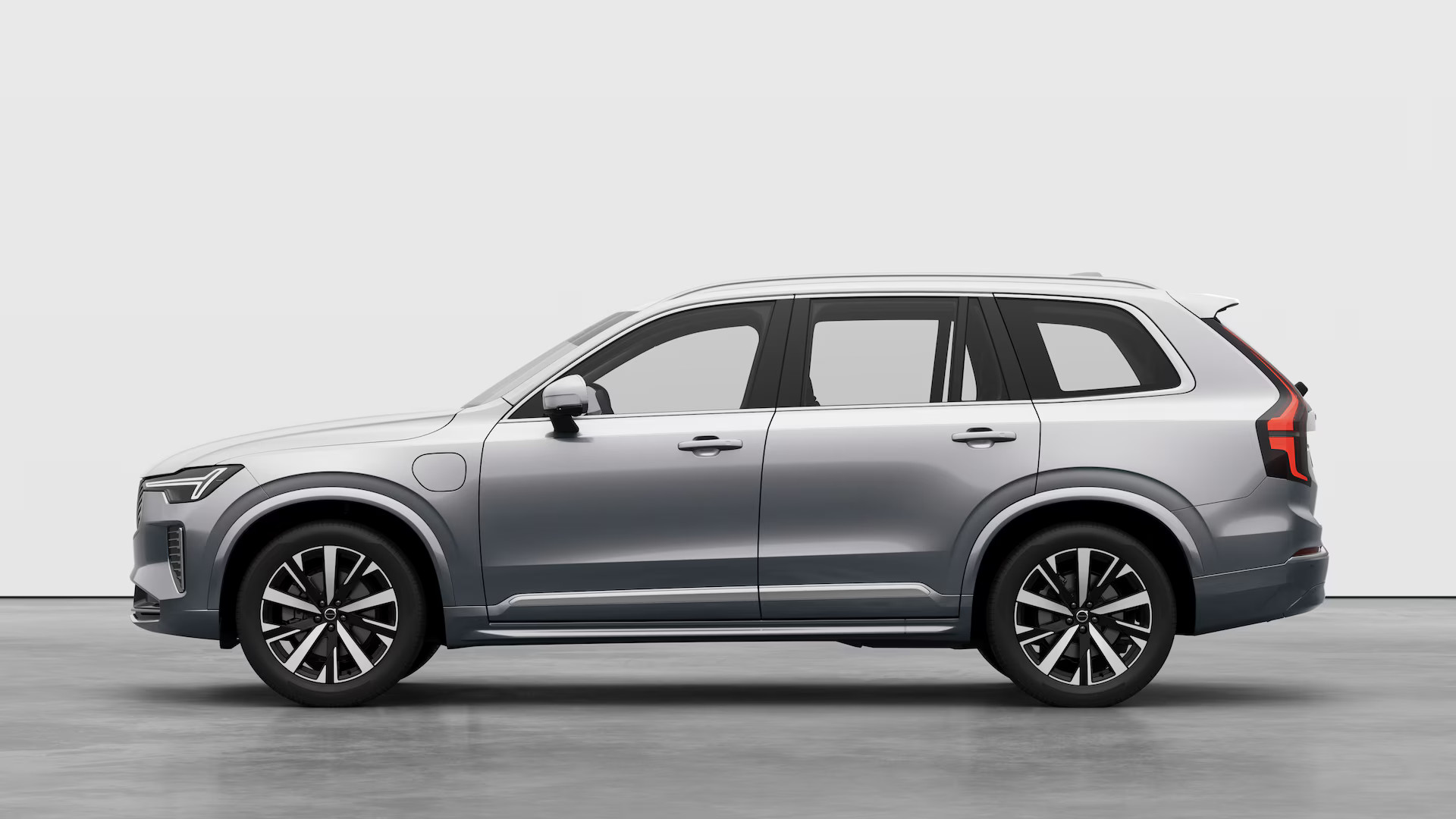 2025.5_XC90 T8 Core_735_SilverDawn_exterior-studio-Left-Profile 2025.5_XC90 T8 Core - Silver Dawn