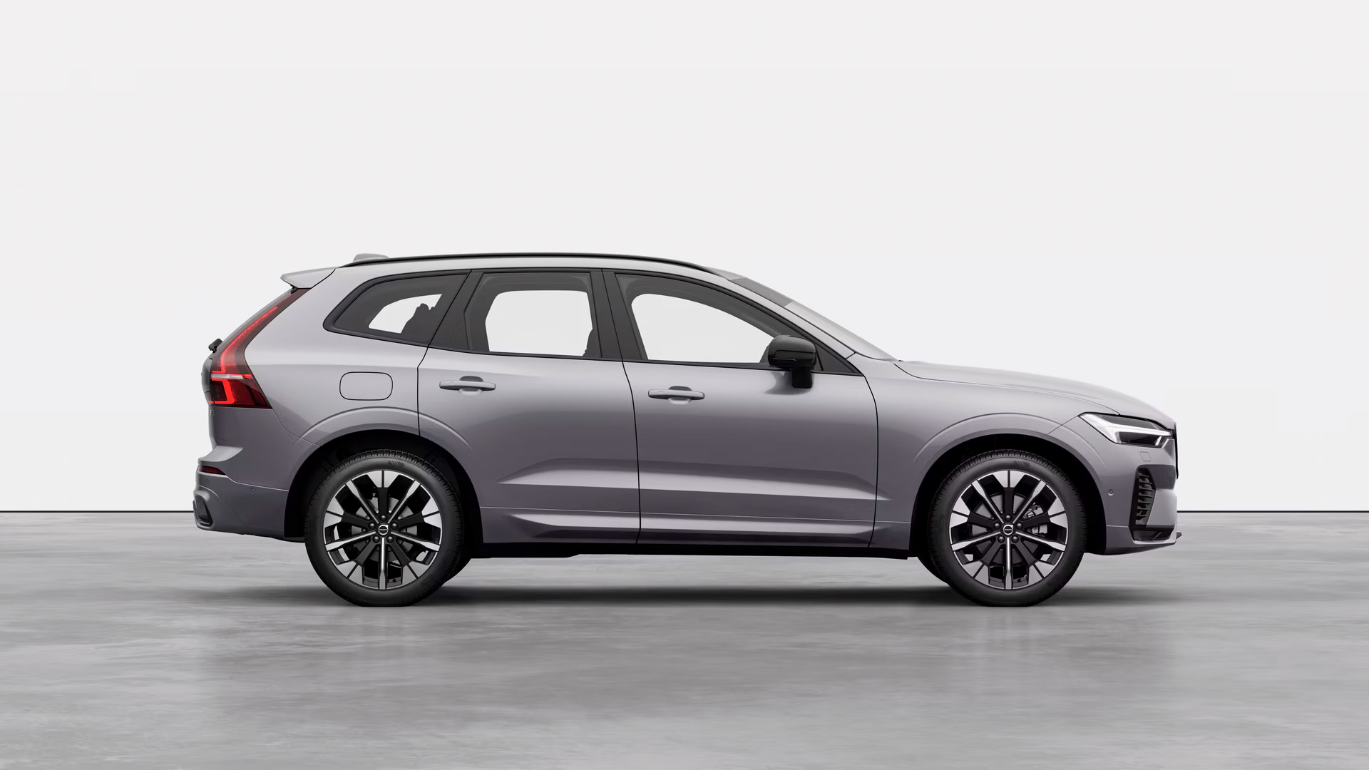 2026_XC60-B5-Ultra_Aurora-Silver_745_exterior-studio-right