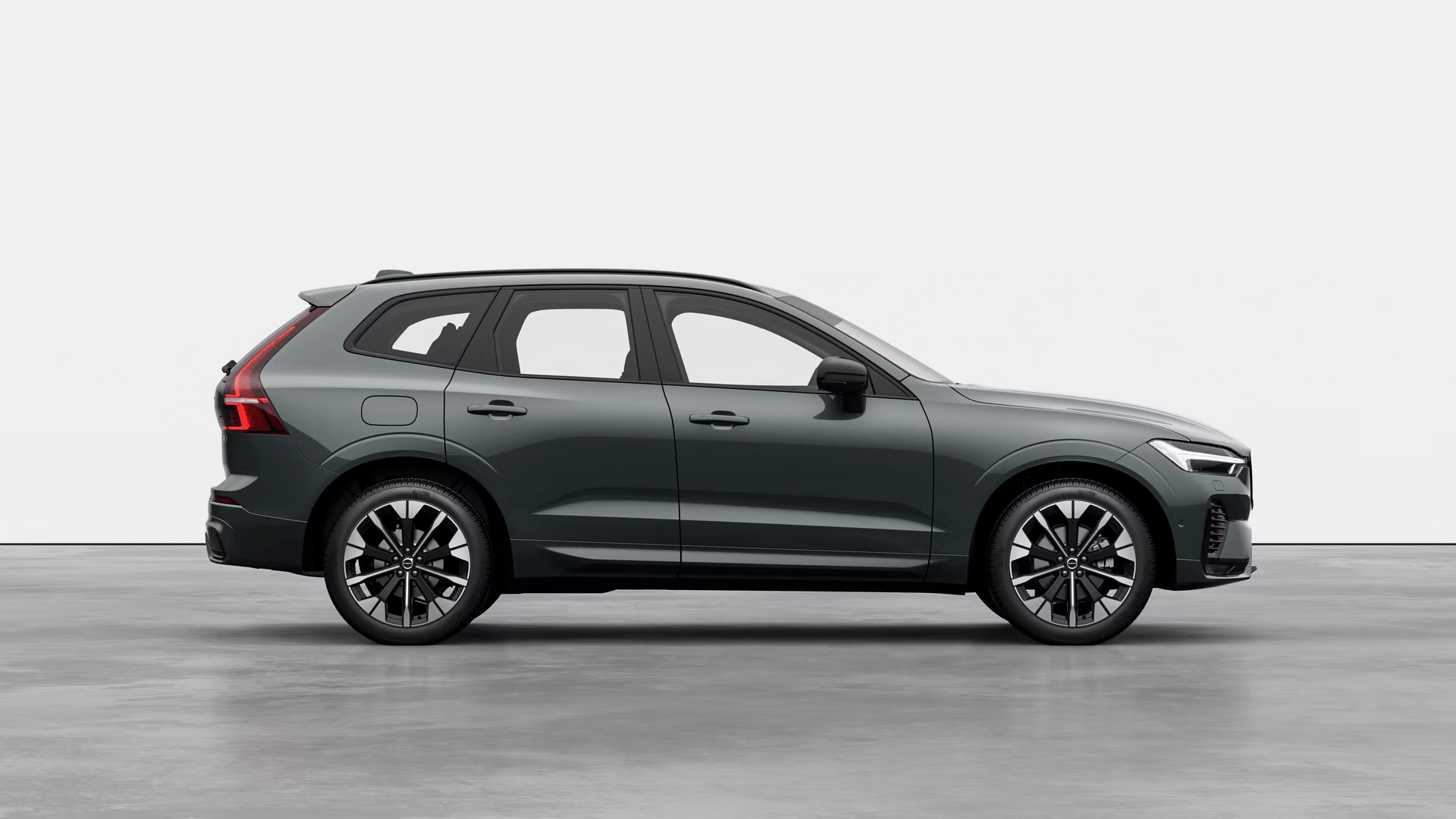 2026_XC60-B5-Ultra_Forest-Lake_746_exterior-studio-right