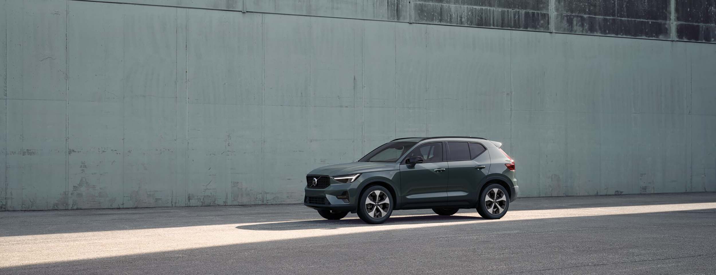 2026 Volvo XC40 B4 -Forest Lake